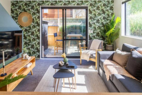 Latimer Square Luxe: 1BR w/ Sofa Bed